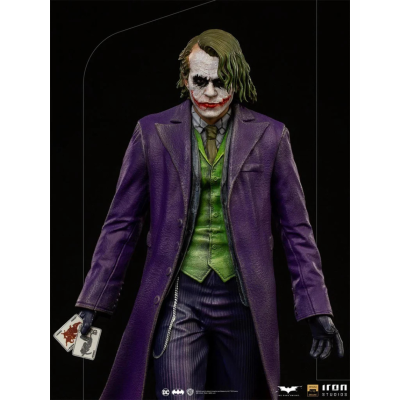 Figura colecionável do Coringa com roupa colorida detalhada e maquiagem característica