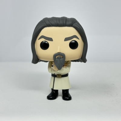 Figura Funko Pop com cabelo e barba cinzentos e túnica branca em fundo branco
