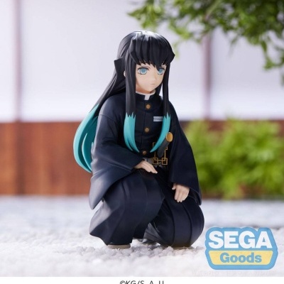 Figura colecionável de personagem anime ajoelhada, cabelo preto com azul, uniforme preto com botões dourados.