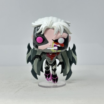 Figura Funko Pop com cabelo branco e asas cinzentas