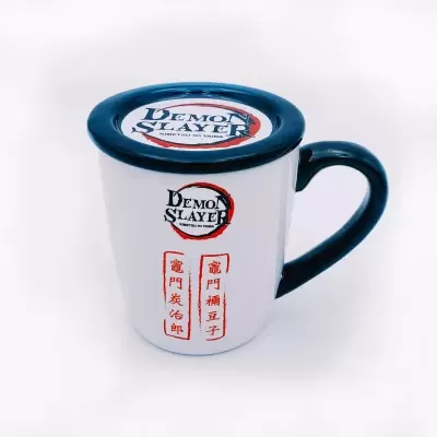 Caneca branca e preta com tampa, estampada com tema Demon Slayer