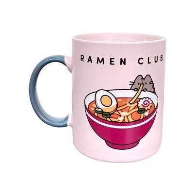 Caneca rosa com asa cinzenta, ilustração de tigela de ramen e gato, texto RAMEN CLUB.