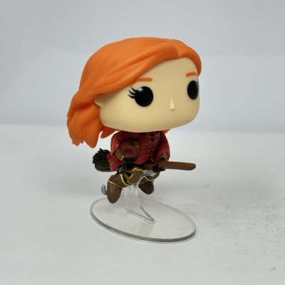 Figura Funko Pop com cabelo laranja montada numa base transparente.
