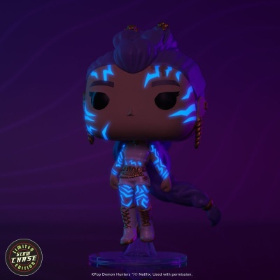 Figura Funko Pop KPop Demon Hunters com iluminação azul e roxa e base transparente.