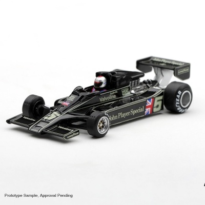 Miniatura de carro de Fórmula 1 preto com número 5 e várias marcas visíveis