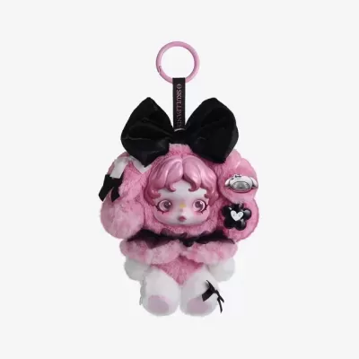 Chaveiro de pelúcia rosa com boneca e laço preto