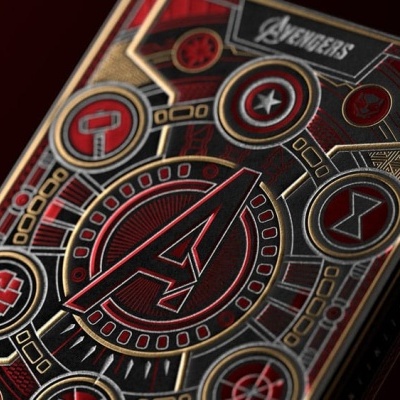 Caixa de baralho Avengers com design detalhado em preto, vermelho e dourado