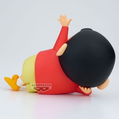 Figura de vinil do Shin-Chan deitado com roupas coloridas e fundo branco
