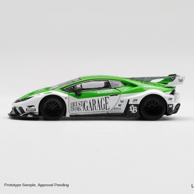 Miniatura carro desportivo verde e branco com decalques pretos em fundo branco