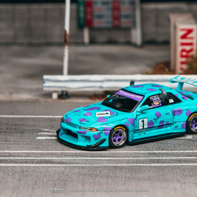 Modelo de carro de corrida azul em miniatura com manchas roxas e número 1 num cenário de pista