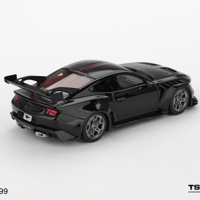 Miniatura de carro desportivo preto em escala 1:43 com spoiler e jantes cinza