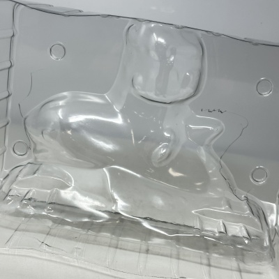 Forma moldada em plástico transparente com relevo de animal