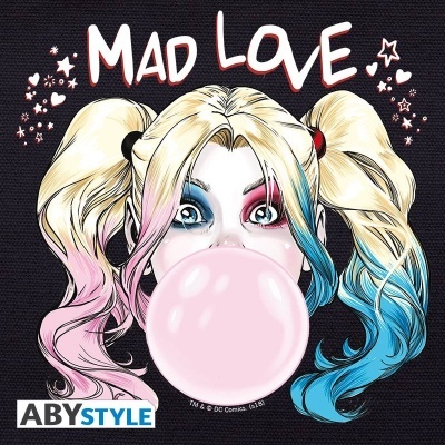 Ilustração de personagem feminina com cabelo loiro, rosa e azul, soprando chiclete, texto MAD LOVE.