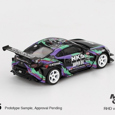 Miniatura de carro desportivo preto decorado com logos e cores vibrantes