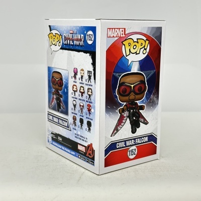 Caixa Funko Pop! Marvel Falcon Civil War número 1152 em fundo vermelho azul branco
