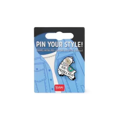 Alfinete esmaltado de metal em forma de lhama com texto NO PROBLLAMA em embalagem