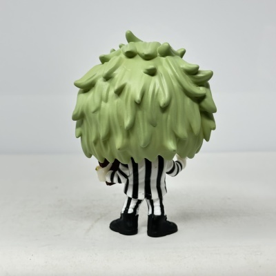 Figura em vinil verde com fato às riscas preto e branco
