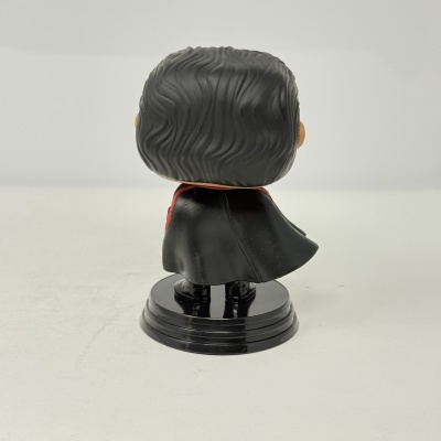 Funko Pop de personagem com capa preta vista de trás