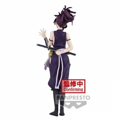 Figura colecionável de personagem feminina com katana em fundo branco