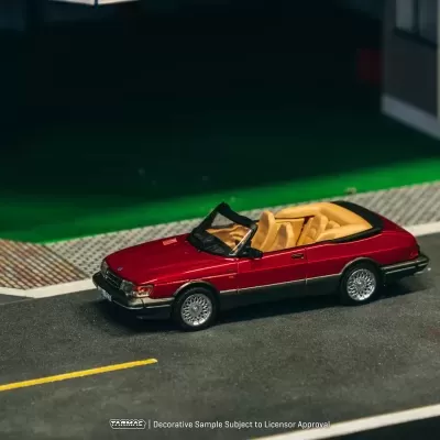 Miniatura de carro conversível vermelho com interior bege numa estrada em modelo de maqueta