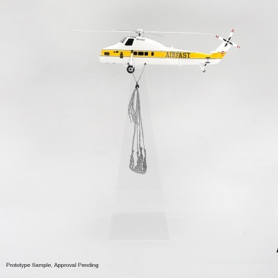 Miniatura de helicóptero branco e amarelo AIRFAST suspenso em suporte transparente