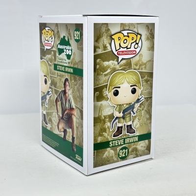 Caixa Funko Pop Steve Irwin número 921 com imagem do boneco e foto do Steve Irwin em fundo sépia e verde