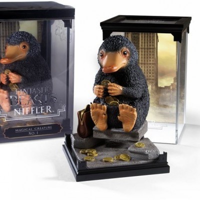 Figura colecionável do personagem Niffler com moedas douradas e base preta