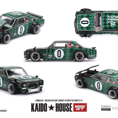 Miniatura de carro Nissan Skyline verde com padrão de losangos e número 0