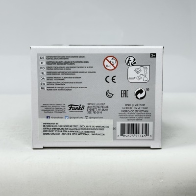 Caixa branca com texto e logótipos, incluindo aviso de idade e código de barras