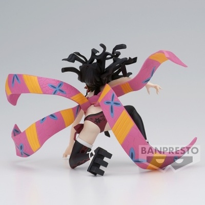 Figura de ação Banpresto com cachecol colorido ajoelhada