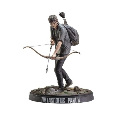 Estátua de Ellie com arco e flecha, base com texto THE LAST OF US PART II