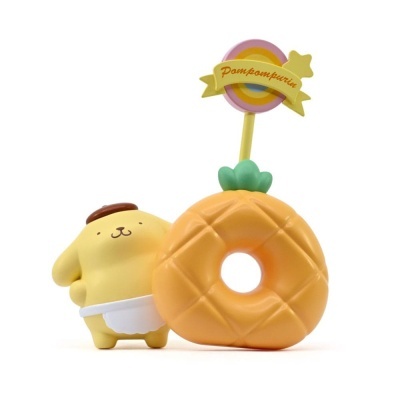 Figura de cão amarelo com fraldas e anel laranja de ananás com placa Pompompurin