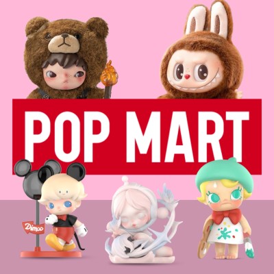 Figuras colecionáveis Pop Mart com fato de urso e coelho sobre fundo rosa e vermelho