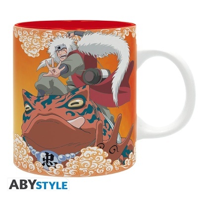 Caneca branca com interior vermelho e desenho de personagem de anime em cima de uma rã grande sobre fundo laranja.