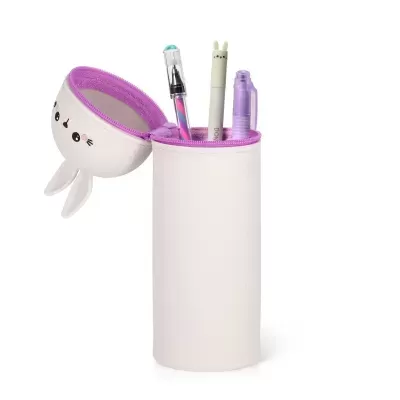 Estojo cilíndrico branco com tampa de coelho aberta, interior roxo, com três canetas dentro