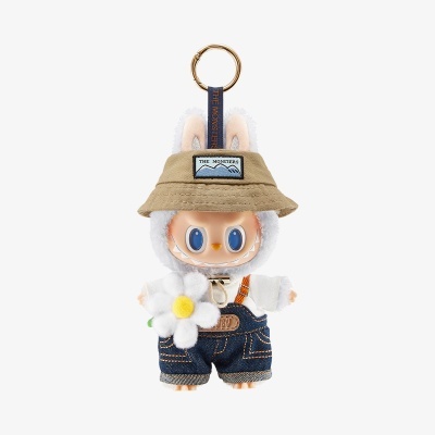 Chaveiro boneco pelúcia branco com chapéu bege e jardineira azul escura