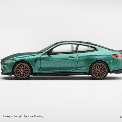 Miniatura de carro desportivo coupé metálico verde com jantes castanho escuro e tejadilho preto numa superfície branca.