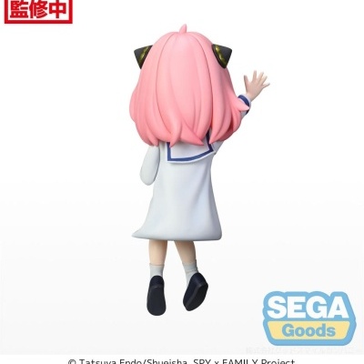 Figura colecionável de personagem com cabelo rosa vista de costas