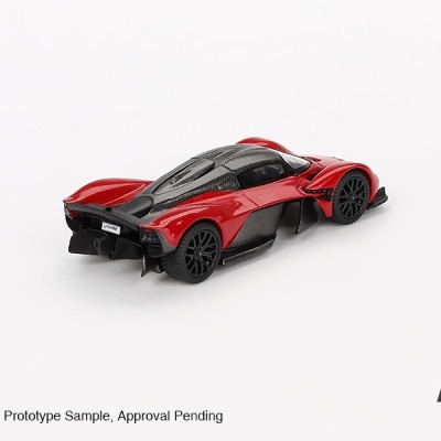 Miniatura de carro desportivo vermelho e preto sobre fundo branco