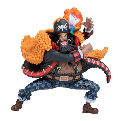 Figura de ação de personagem com capa laranja e chapéu preto com caveira