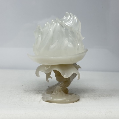 Figura colecionável translúcida em forma de fogo sobre base detalhada