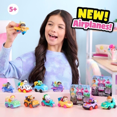 Brinquedos de carros e avião coloridos com personagens infantis em quarto