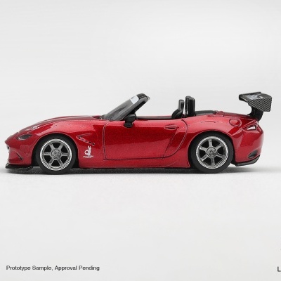 Miniatura de carro desportivo vermelho com asa traseira preta