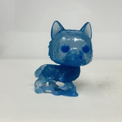Figura Funko Pop de plástico azul translúcido em forma de animal.