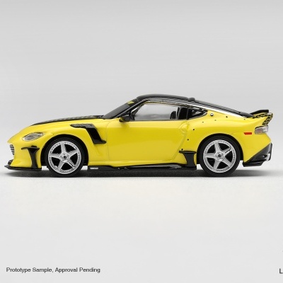 Miniatura de carro desportivo amarelo com detalhes a preto e jantes prateadas