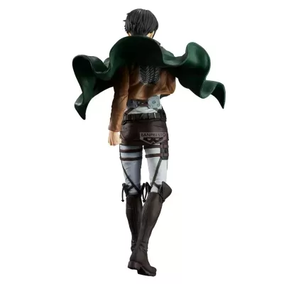 Figura de ação vestida com capa verde, jaqueta castanha e botas castanhas vista de costas