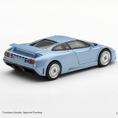Miniatura de carro desportivo azul com spoiler e jantes prateadas em fundo branco