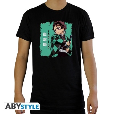 T-shirt preta com estampa de personagem de anime Tanjiro com fundo verde e texto em inglês e japonês.