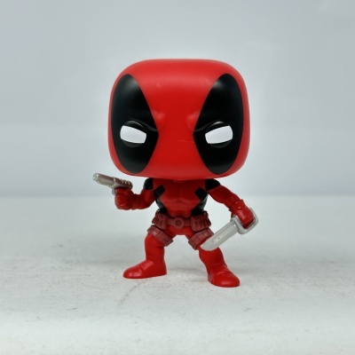 Figura Funko Pop Deadpool vermelho e preto com faca e pistola