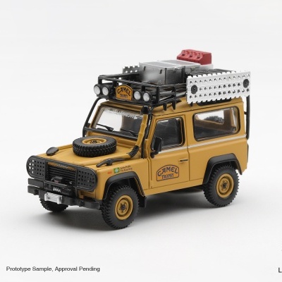 Miniatura de jipe Land Rover Defender amarelo com acessórios off-road e inscrições Camel Trophy